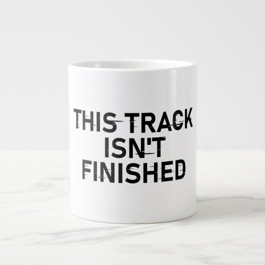 Dieser Track ist noch nicht fertig - Glitch Text D Jumbo-Tasse (Vorderseite)