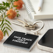 Dieser Track ist noch nicht fertig - Glitch Text D Schlüsselanhänger (Vorderseite rechts)