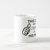 Dieser Typ hat eine Zerstampfung auf seiner Kaffeetasse (Mittel)