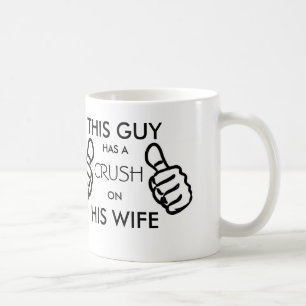 Dieser Typ hat eine Zerstampfung auf seiner Kaffeetasse