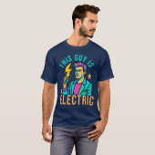 Dieser Typ ist Electric Funny Punny Lightning Bolt T-Shirt (Vorne ganz)