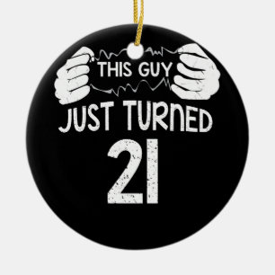 Dieser Typ ist gerade am 21. 21. Geburtstag Keramik Ornament