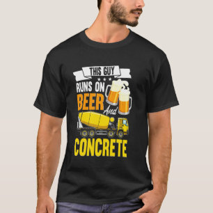 Dieser Typ läuft auf dem Zement für Bier und Beton T-Shirt