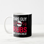 Dieser Typ Rubs sein eigenes Fleisch Funny Grillen Kaffeetasse (Links)