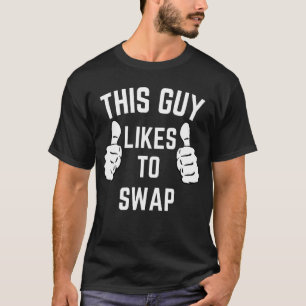 Dieser Typ tauscht passende Paare Swinger Apparel T-Shirt