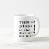 Dieser Vater spielt in der Kaffeetasse (VorderseiteRechts)