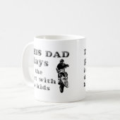 Dieser Vater spielt in der Kaffeetasse (Vorderseite Links)