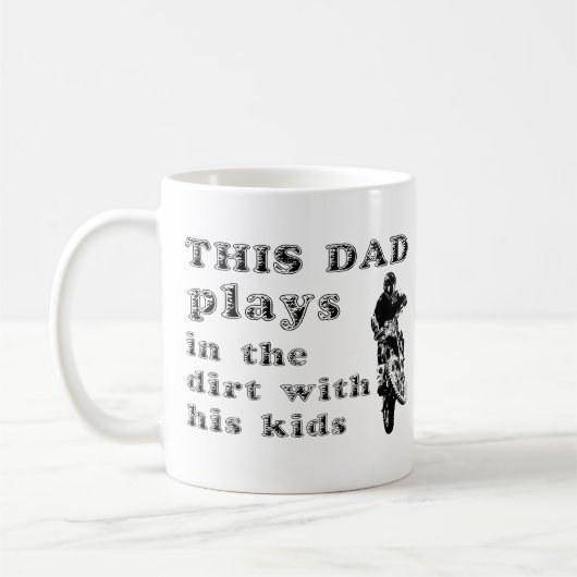 Dieser Vater spielt in der Kaffeetasse (Links)