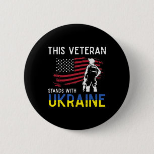 Dieser Veteran steht mit der Ukraine USA-Flagge Un Button