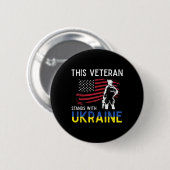 Dieser Veteran steht mit der Ukraine USA-Flagge Un Button (Vorne & Hinten)