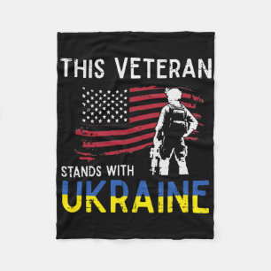 Dieser Veteran steht mit der Ukraine USA-Flagge Un Fleecedecke