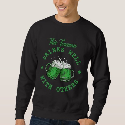 Dieser Vorarbeiter trinkt gut mit anderen St. Patr Sweatshirt (Vorderseite)