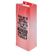 Dieser Wein passt gut zu guten Freunden Geschenktüte Für Weinflaschen (Rückseite Schrägansicht)