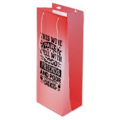 Dieser Wein passt gut zu guten Freunden Geschenktüte Für Weinflaschen (Vorderseite Schrägansicht)