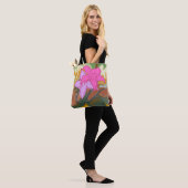 Dieses abstrakte Blumendesign verbindet weiche Blü Tasche (Am Model)