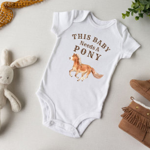 Dieses Baby braucht ein Pony mit einem galoppieren Strampler