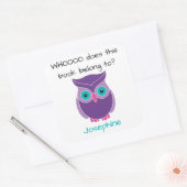 Dieses Buch gehört zu den personalisierten lila Ow Quadratischer Aufkleber (Umschlag)