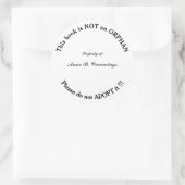 Dieses Buch ist kein Waisenkind. Bitte Adoptier es Runder Aufkleber (Tasche)