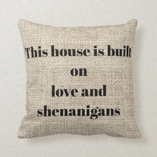 Dieses Haus baute auf Liebe und Shenanigans auf Kissen