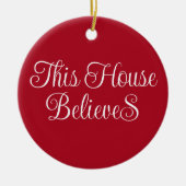 Dieses Haus glaubt, Typografie Script rot Keramik Ornament (Vorne)