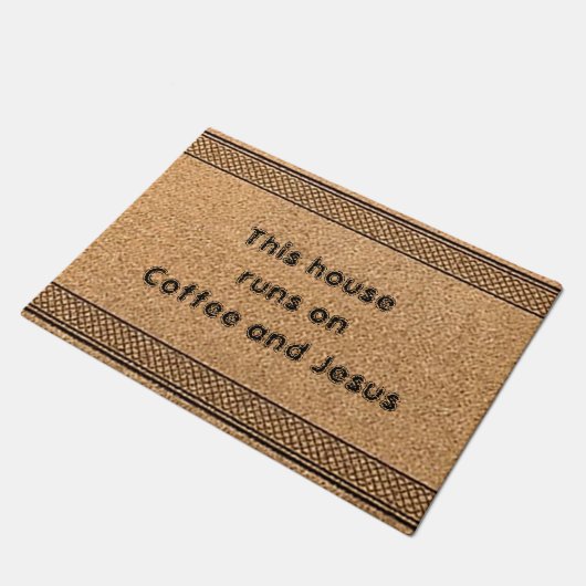 Dieses Haus läuft auf Kaffee und Jesus Doormat Fußmatte (Schrägansicht)