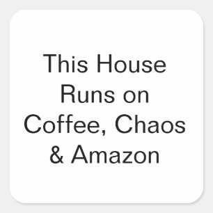 Dieses Haus läuft mit Kaffee, Chaos und Amazon Quadratischer Aufkleber