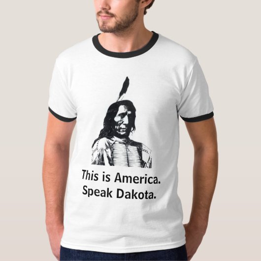 Dieses ist Amerika.Speak Dakota T-Shirt (Vorderseite)