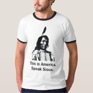 Dieses ist Amerika. Sprechen Sie Sioux. (Jersey) T-Shirt