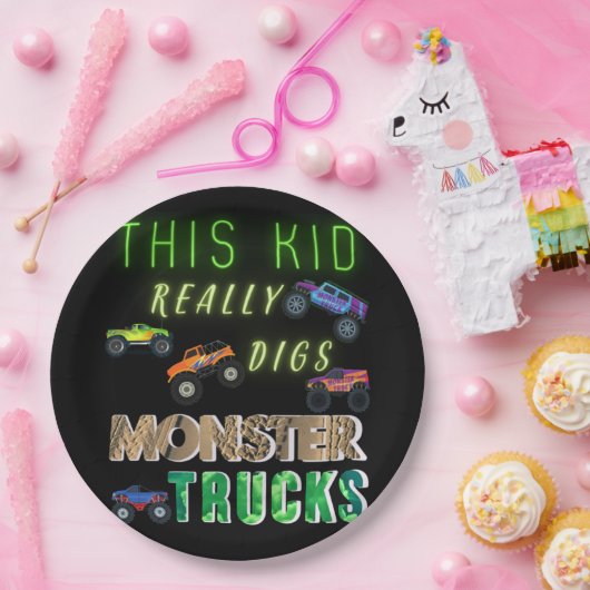 Dieses Kind bekommt wirklich Monster-LKW. Pappteller (Party)