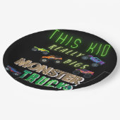 Dieses Kind bekommt wirklich Monster-LKW. Pappteller (Schrägansicht)