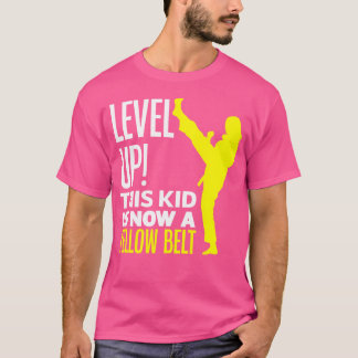 Dieses Kind ist jetzt ein gelber Gürtel Karate Lov T-Shirt