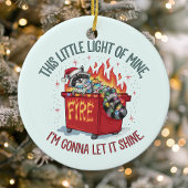 Dieses kleine leichte Raccoon Dumpster Feuer Keramik Ornament