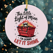 Dieses kleine leichte Raccoon Holiday Dumpster Feu Keramik Ornament