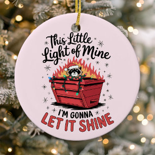 Dieses kleine leichte Raccoon Holiday Dumpster Feu Keramik Ornament