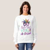 Dieses Mädchen braucht ein Getränk Mardi Gras Swea Sweatshirt (Vorne ganz)