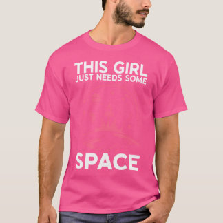 Dieses Mädchen braucht einfach nur etwas Weltrauma T-Shirt