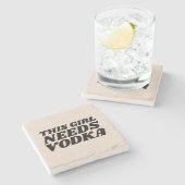 DIESES MÄDCHEN BRAUCHT VODKA STONE UNTERSETZER (Seitenansicht)