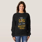 Dieses Mädchen hat ihren Master-Abschluss Abschlus Sweatshirt (Vorne ganz)