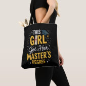 Dieses Mädchen hat ihren Master-Abschluss Abschlus Tasche (Von Nahem)