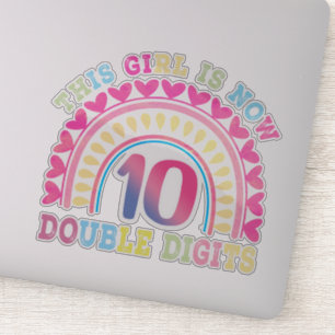 Dieses Mädchen hat jetzt 10 Doppelstühle zum 10. Aufkleber