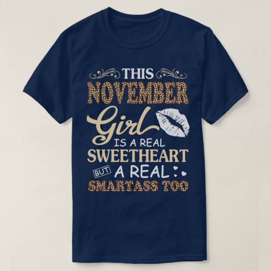 Dieses Mädchen im November ist ein richtiger Süße  T-Shirt (Design vorne)