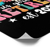 Dieses Mädchen ist 2025 Retro Shirt floraler Retir Poster (Ecke)