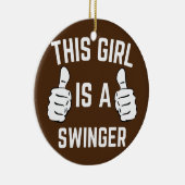 Dieses Mädchen ist ein Schwinger, der sich lustig  Keramik Ornament (Rechts)
