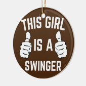 Dieses Mädchen ist ein Schwinger, der sich lustig  Keramik Ornament (Links)