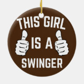 Dieses Mädchen ist ein Schwinger, der sich lustig  Keramik Ornament (Hinten)