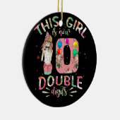 Dieses Mädchen ist jetzt 10 zweistellige Ziffern, Keramik Ornament (Rechts)