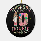 Dieses Mädchen ist jetzt 10 zweistellige Ziffern, Keramik Ornament (Links)