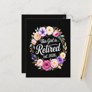 Dieses Mädchen ist Rentnerin 2026 Floral Rentnerin Feiertagspostkarte