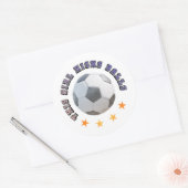Dieses Mädchen kicks Balls Runder Aufkleber (Umschlag)