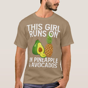 Dieses Mädchen läuft auf Ananas Amp Avocados Fruit T-Shirt